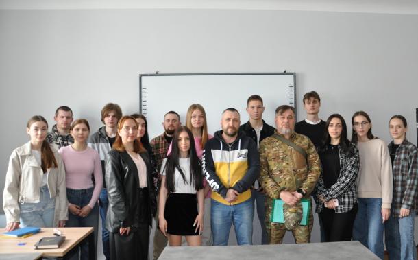 Освіта під звуки війни: надихаюча зустріч зі старшим лейтенантом