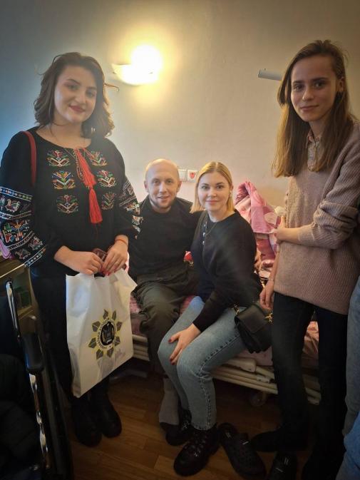 Сила духу, що єднає: студентське самоврядування ІЗДН відвідало поранених бійців Сила духу, що єднає: студентське самоврядування ІЗДН відвідало поранених бійців